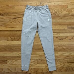 Nike standard fit. High rise. Taupe/khaki.